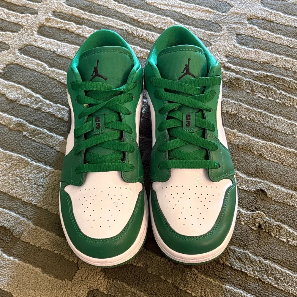 Nike Low-Top Sneakers — Green / White / Black